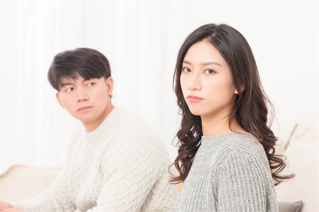 1名人夫日前被保险业务员询问老婆的身分证字号，他马上顺口说了一串字号，他之后发现竟念出前女友的身分证。（示意图/Shutterstock提供）