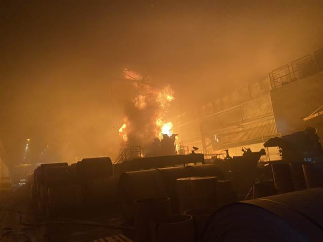 高雄市冈山区兴隆街烨联钢铁股份有限公司9日晚间9时07分，疑因油槽燃烧发生火警。（翻摄照片）