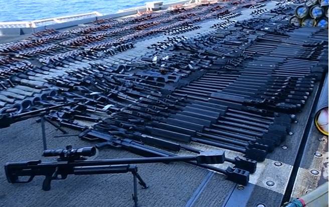 蒙特利号巡洋舰把没收的武器舖在直升机甲板上，几乎摆得满满的。(图/US NAVY)