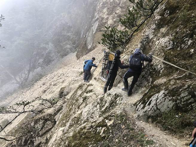 消防救援人員先以人力揹負方式救出受傷的王姓男子。（南投縣消防局提供／林欣儀南投傳真）