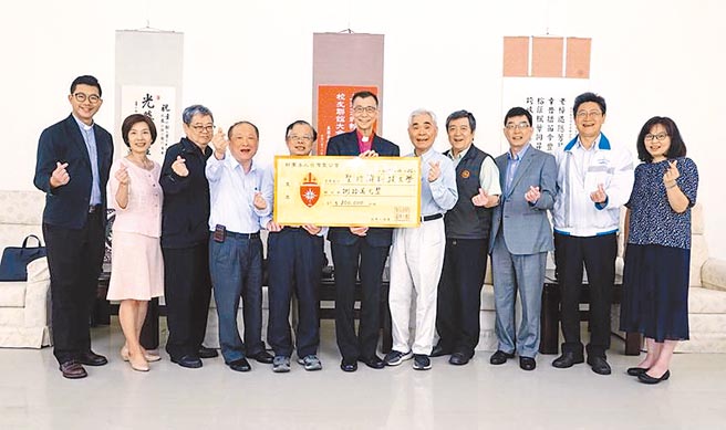 台灣聖公會捐贈110學年清寒弱勢新生安心就學獎助學金給聖約翰科大。吳興祥校牧(左起)、黃寶瑛主任秘書、張文宇副校長、廖文彬董事、黃宏斌校長、董事長張員榮主教、許銘熙董事、新埔第一屆校友郭雨青學長、資產管理專家林子鈞先生、陳智湧教務長、謝依潔主任。　　　　圖/聖約翰科大提供