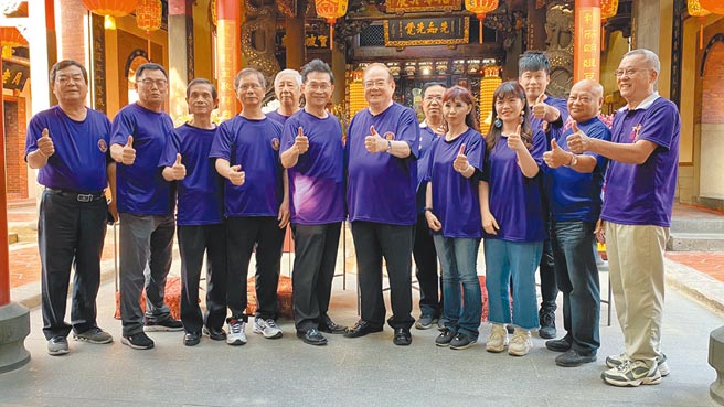 三重先嗇宮董事長李乾龍（左七）率董監事預告2021三重神農文化祭暨親子健行活動5月30日隆重登場。     圖／王盈文提供