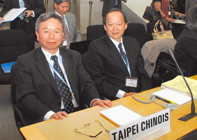 国际社会力挺台湾参与WHA，让大陆外交官忙于应付。图为2010年时任卫生署长杨志良（左）与前署长叶金川共同出席第63届世界卫生大会。（中央社）