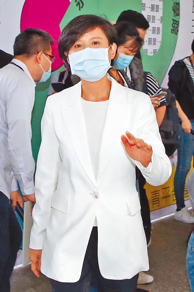 前文化部长郑丽君（见图）重组青平台基金会，8日举行新设「永续民主研究中心」、「民主治理学院」开幕式，会后受访针对是否参与2022台北市长选战问题表示，不管未来有无机会担任任何职务，最重要的是做她自己的理想。（赵双杰摄）