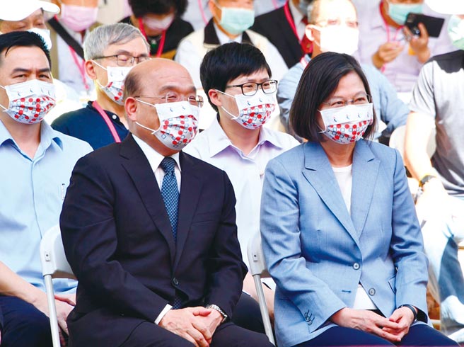 嘉南大圳开工满百年，蔡英文总统（右）与行政院长苏贞昌同时出席于台南八田与一纪念园区举办的纪念活动。蔡英文满口夸讚自己，却完全不提「八田与一纪念园区」是在马英九总统任内重修、成立的。（行政院提供／刘秀芬台南传真）