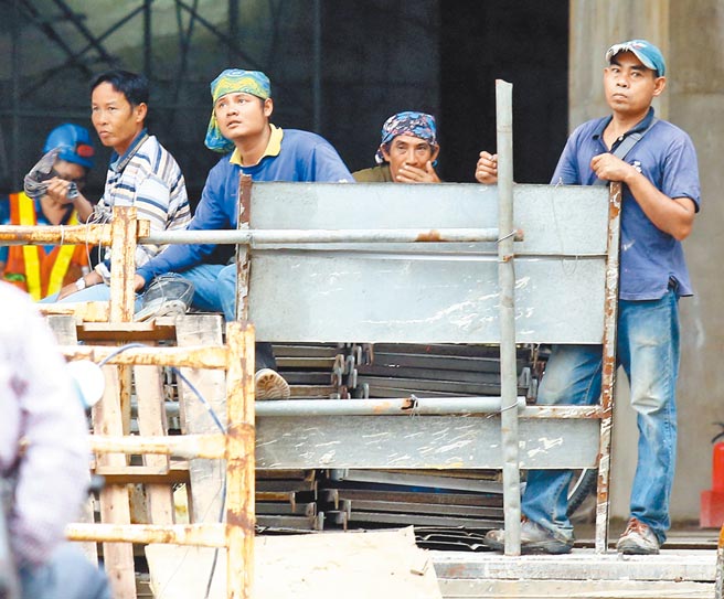 行政院3月拍板放宽民间营造业引进移工规定，拟开放如兴建购物中心、都市更新等民间工程引进移工，最多将增加3400名。（本报资料照片）