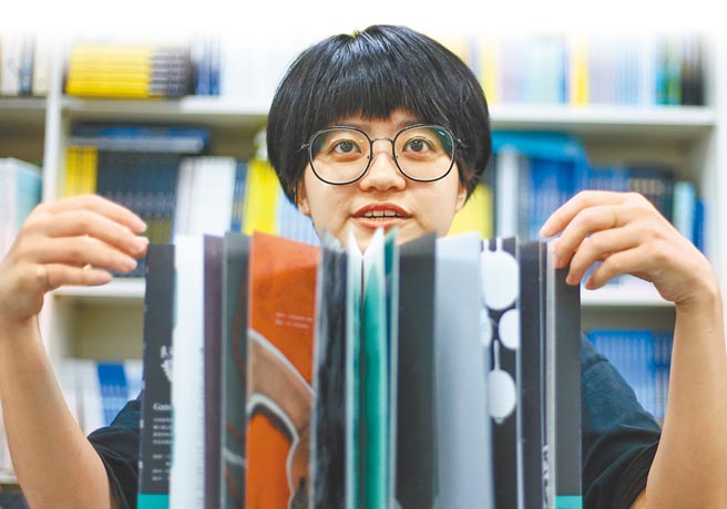 新锐漫画家Gami以新作《失能旅社》悼念2016年逝世的母亲，这是他第一部作品，透过图像小说方式，展示每个人长大成人后，如何面对「失去」这项课题，可能是失去工作、失去朋友或永远失去的生命。（邓博仁摄）