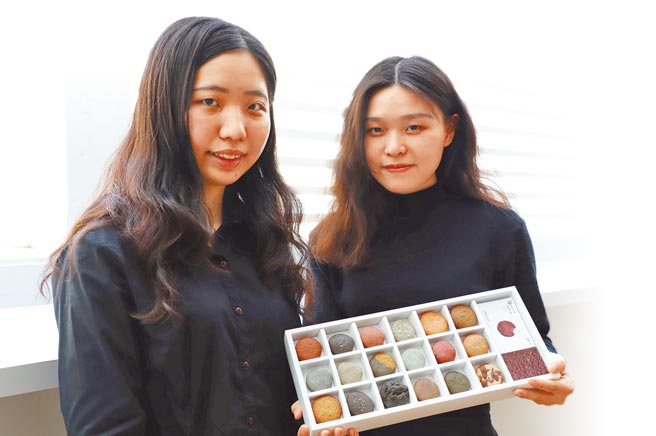 台科大设计系学生王靖蓉（左）、张雅茜把饼乾做成各式台湾土壤的样子，让大家用「吃土」的方式，认识这块土地。（台科大提供／李侑珊台北传真）