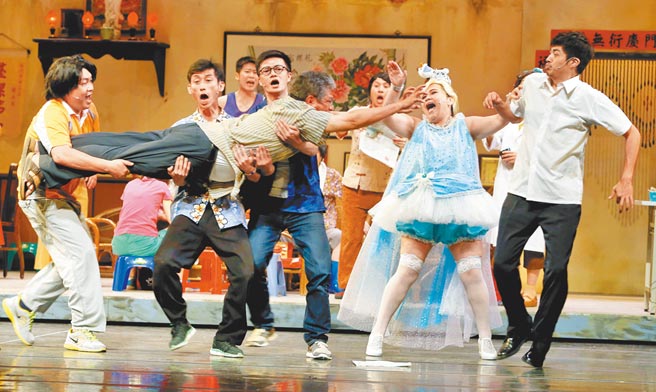 李永丰从事剧场幕后工作多年，但他偶尔也会担任演员，像是饰演《人间条件1》里的里长伯，因活泼生动的演技，令观眾印象深刻。（绿光剧团提供）