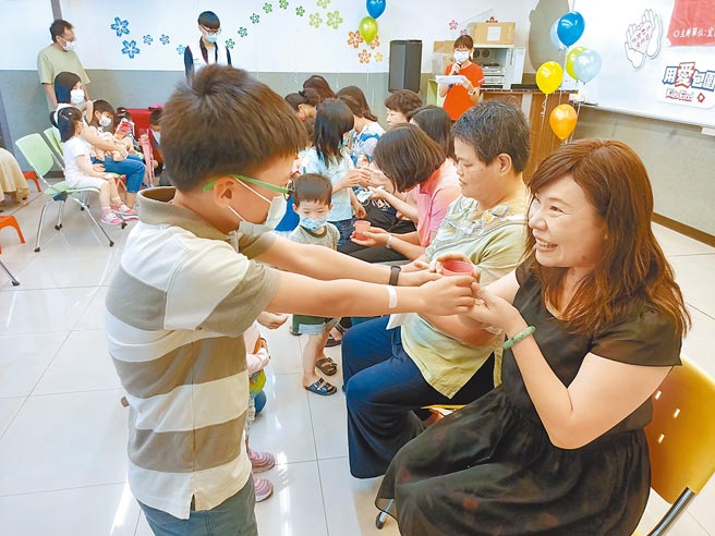 孩子们各自奉茶给寄养妈妈们，来表达心中的谢意。（胡健森摄）