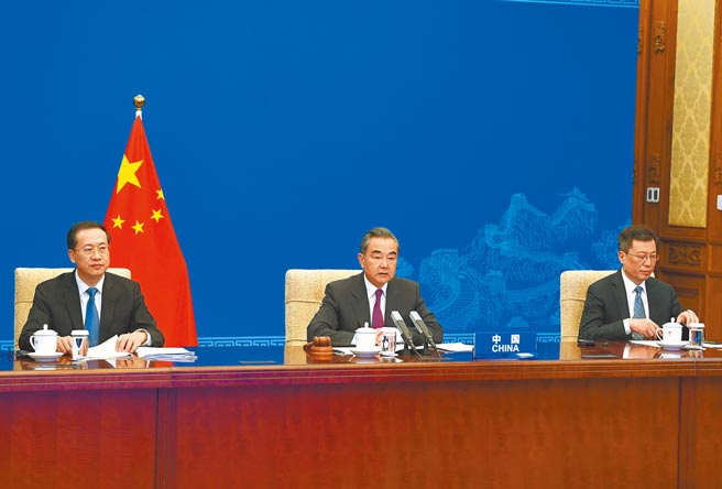 中国外长王毅（中）7日以视讯方式主持联合国安理会高级别会议。（新华社）