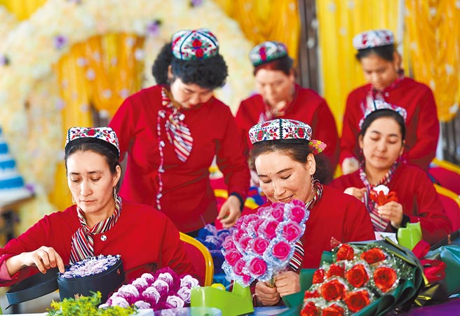 美德英三国将于12日合办联合国线上会议，讨论新疆人权议题。图为新疆乌鲁木齐居民制作绢花工艺品。（中新社）