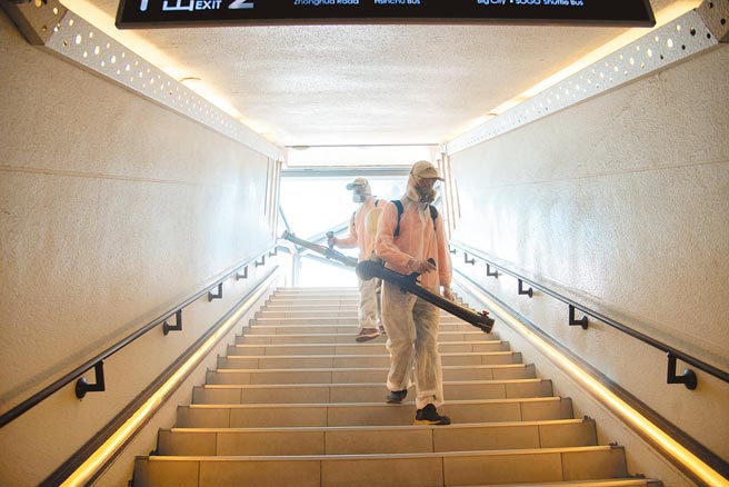 新竹市政府防疫消毒大隊8日起再次在火車站、客運站、熱點公園及百貨公司展開防疫噴藥工作。（新竹市政府提供／邱立雅竹市傳真）