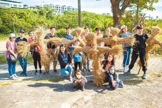 大嵙崁文教基金会推广在地游程，稻草人体验受欢迎。（桃园市观光旅游局提供／吕筱蝉桃园传真）