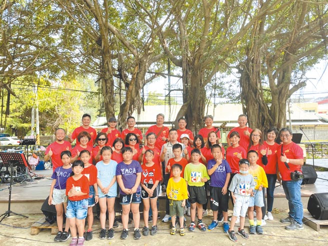 清韵合唱团15年来累积400多场公益演唱、募得近400万元，全数捐作公益慈善，帮助弱势儿童，去年底起每月第二个星期六都在溪湖糖厂义演，受惠的YMCA课辅班学童昨天也受邀同台献唱。（谢琼云摄）