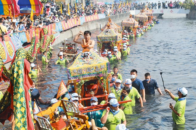 布袋鎮新塭嘉應廟「衝水路、迎客王」，陣頭神轎衝入大排迎客王。（嘉義縣政府提供／廖素慧嘉縣傳真）
