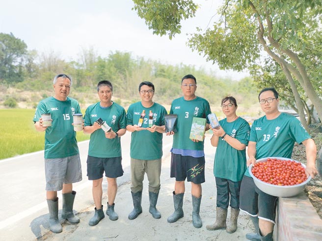 台南市白河将军山农场每月平均举办5、6场食农教育活动，推广在地莲子、蜂蜜、蔬果等农产也是活动目的之一。（刘秀芬摄）