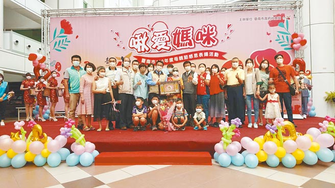 台南市長黃偉哲（米黃夾克者）與最高齡模範母親王步若（紅彩披肩者）及其家族合影。（程炳璋攝）