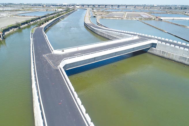 云林县前年起拆除8座危桥重建，最近第7座完工，口湖乡下崙三号桥是在原址上游60公尺处新建，周边道路也烫平，十分美观。（云林县政府提供／周丽兰云林传真）