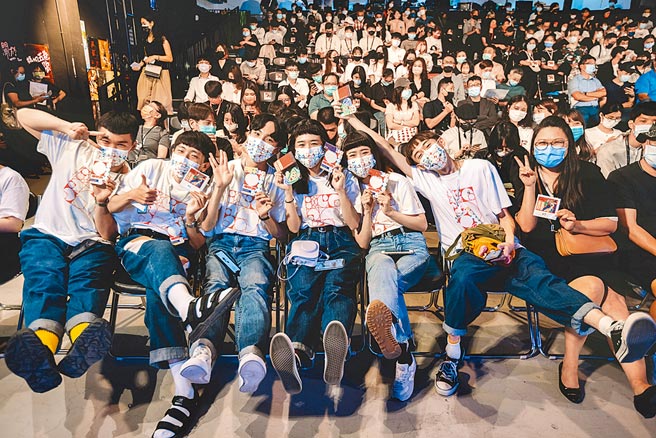 「青春设计节」8日颁奖，图为视觉传达设计类银奖得主崑山科技大学视觉传达设计系「原物力」团队。（柯宗纬摄）