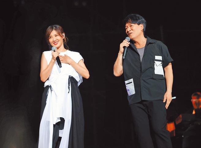 周华健（右）一路以来都很照顾苏慧伦，两人交情深厚默契十足。（滚石唱片提供）