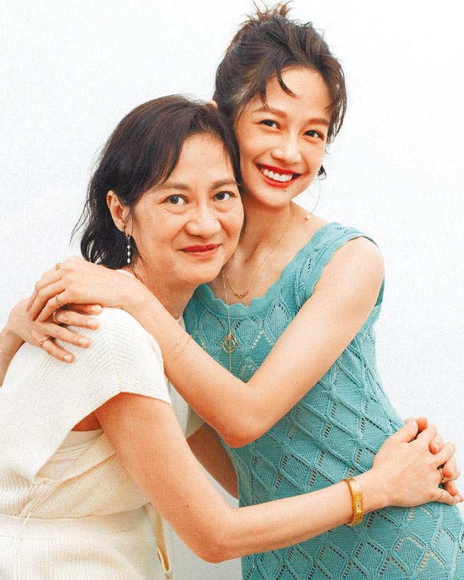 简嫚书（右）和妈妈感情深厚。（摘自IG）