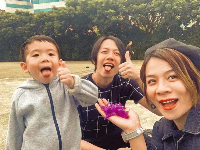 江美琪和老公儿子一家三口感情甜蜜。（零加壹文创提供）