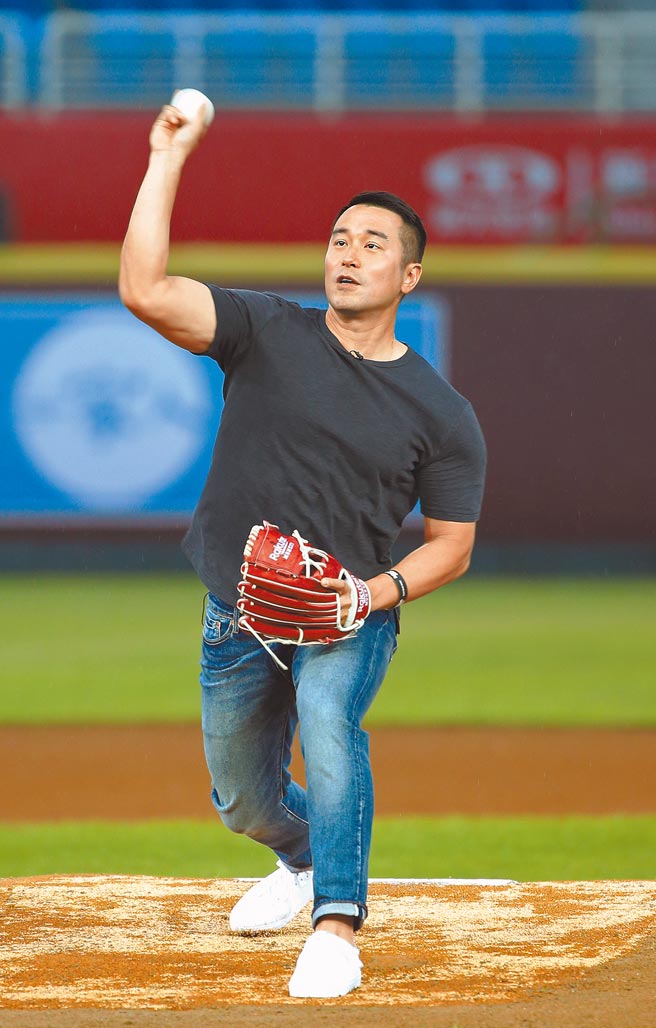 张孝全昨首度站上球场开球。（陈怡诚摄）