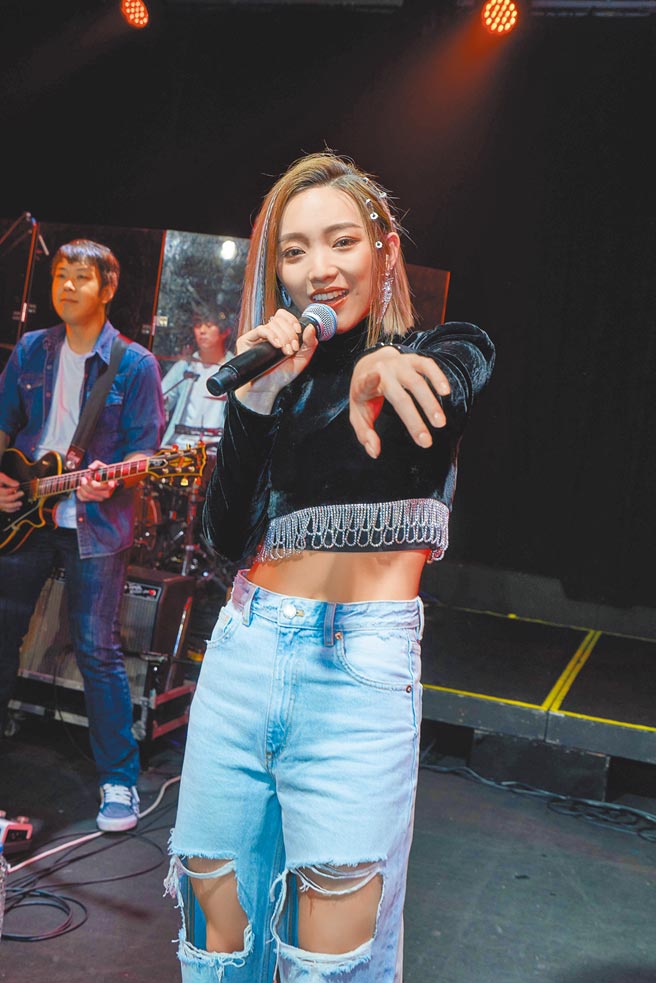 阎奕格昨在台北Legacy举办讚声演唱会。（华研提供）