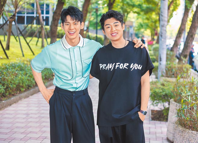 林柏宏（左）、谢章颖在新剧饰演消防员，戏里外有不少逗趣互动。（粘耿豪摄）