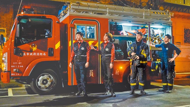 《火神的眼泪》剧中，饰演同安分队队员的谢章颖（左起）、陈庭妮、温升豪、林柏宏。（公视、myVideo提供）