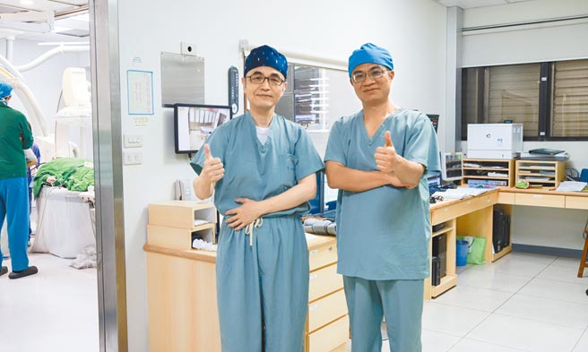 罗东博爱徐仁德医师（右）与林口长庚锺宏涛主任跨院际合作「心房中膈缺损手术」。（罗东博爱医院提供）