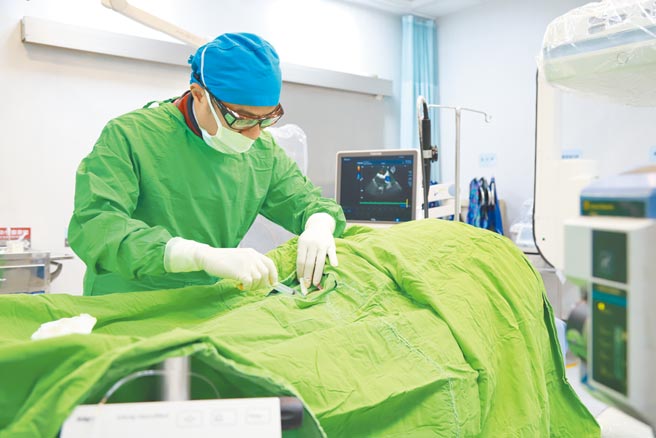 罗东博爱医院徐仁德医师进行「心房中隔缺损」心导管手术。（罗东博爱医院提供）