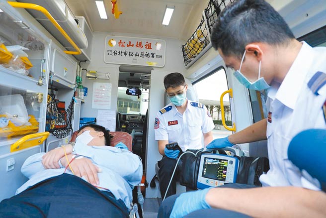 救护车上的心电图装置纳即时心电图警示系统后，能提供更优质的医疗品质。（三军总医院提供）