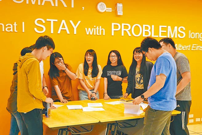 国立中山大学创全国先例，自109学年度第2学期起成立「指引西湾未来之星：高中学生自主学习计画诊疗室」。（国立中山大学提供）