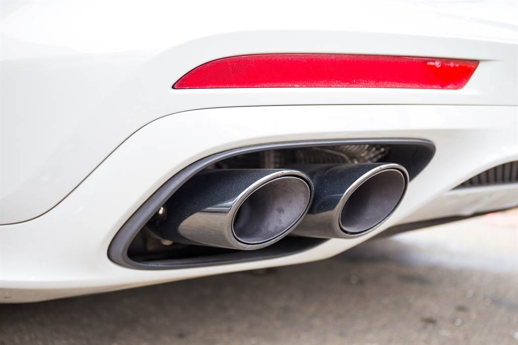 跑車化排氣系統搭配高亮澤黑色排氣尾管，帶來更為熱血的排氣聲浪，同樣要價不斐（22.59萬元）。