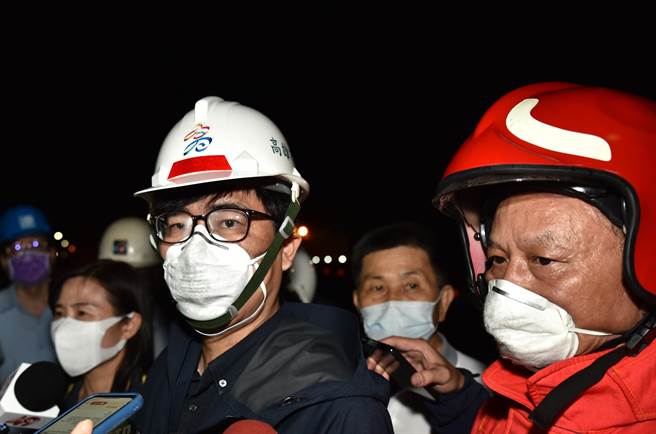 高雄市长陈其迈9日深夜到冈山区烨联钢铁关心火警。（林瑞益摄）