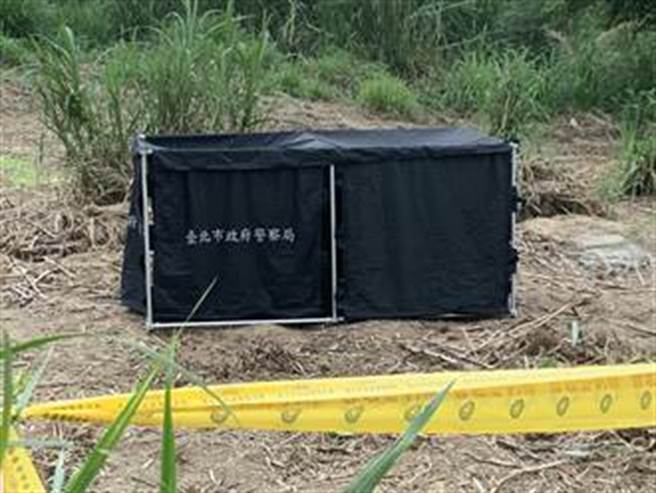 北市文山区福和河滨公园河道今下午发现1具浮尸。（翻摄画面）
