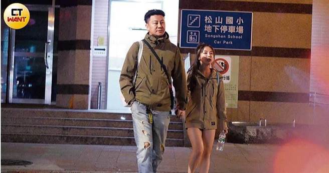 车子停妥后，巫苡萱和REX一路十指紧扣返回住家，看得出感情不错。（图／本刊摄影组）