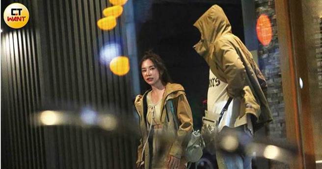 声称单身4年的巫苡萱走出按摩店，身旁有名高大男子相伴。（图／本刊摄影组）