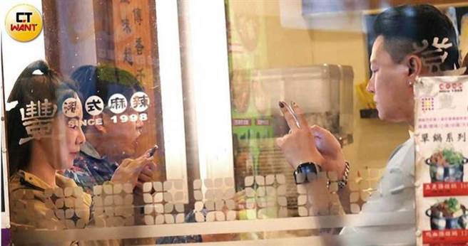 用餐期间两人鲜少交谈，各自低头行使科技互动模式。（图／本刊摄影组）