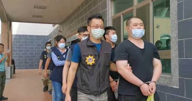 帅气的欧男竟是诈骗集团主嫌假扮，小可透过视讯指认，发现他真面目原来又胖又老（右），当场傻眼。（图／读者提供）