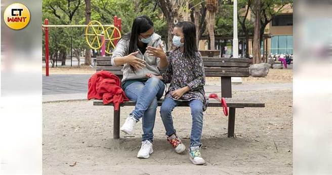 听损儿小洁和母亲小孟自从在平安关怀中心学习手语后，感情更加深厚，手语也成为母女两人的「悄悄话」。（图／宋岱融摄）