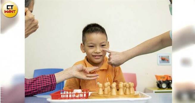 多重障碍学童小伦在关怀中心在手语特教师李雅贞和姑姑的协助下，以手语和字卡学习认识这个世界。（图／宋岱融摄）