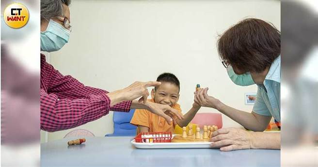 多重障碍学童小伦在关怀中心在手语特教师李雅贞和姑姑的协助下，以手语和字卡学习认识这个世界。（图／宋岱融摄）