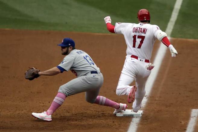 天使队大谷翔平初次对决强投包尔，以滚地球跑出内野安打。（美联社）