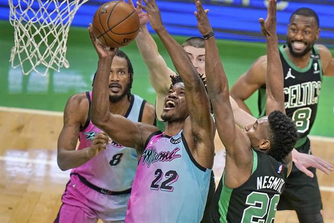 就算面對層層包圍，熱火前鋒吉米巴特勒仍然持球強攻。(美聯社)