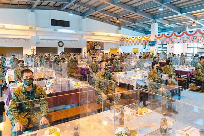 立法院国防委员会今邀国防部长邱国正进行专案报告。图为陆军第8军团代号「少康部队」装甲564旅，制作美味的「少康大饼」供官兵食用。（示意图／总统府提供)