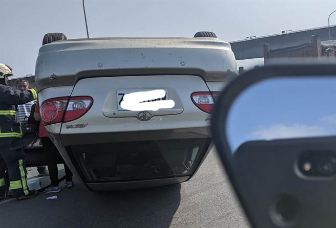 今（10）日稍早，新北市新莊、三重往台北方向的中山橋發生一起重大車禍，一台銀色轎車與一輛砂石車嚴重碰撞，整台車如烏龜翹翻覆。（圖／網友Peter Shih授權提供）