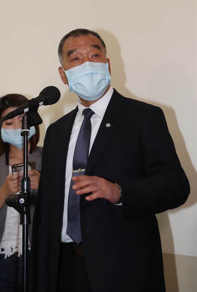 國防部部長邱國正10日赴立法院外交及國防委員會，報告「國軍服裝供售站及副食供應站執行現況暨現地實務驗證」，並於會前受訪。（劉宗龍攝）
